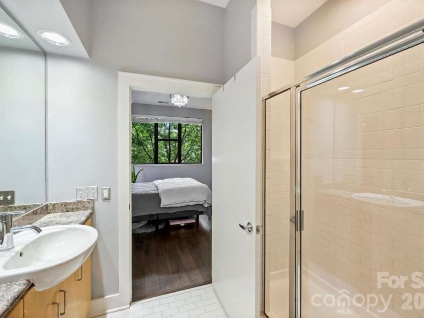 694 Davidson Street, Charlotte, NC 28202.  MLS# CAR4418966, YatesRealty ID 47716. Bathroom