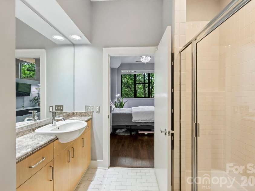 694 Davidson Street, Charlotte, NC 28202.  MLS# CAR4418966, YatesRealty ID 47716. Bathroom