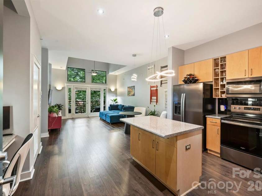 694 Davidson Street, Charlotte, NC 28202.  MLS# CAR4418966, YatesRealty ID 47716. Entry