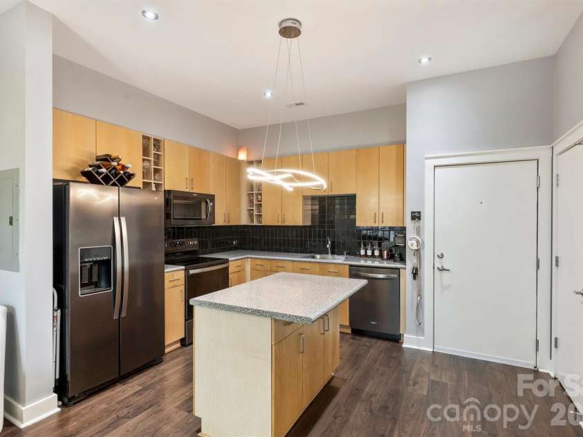 694 Davidson Street, Charlotte, NC 28202.  MLS# CAR4418966, YatesRealty ID 47716. Kitchen
