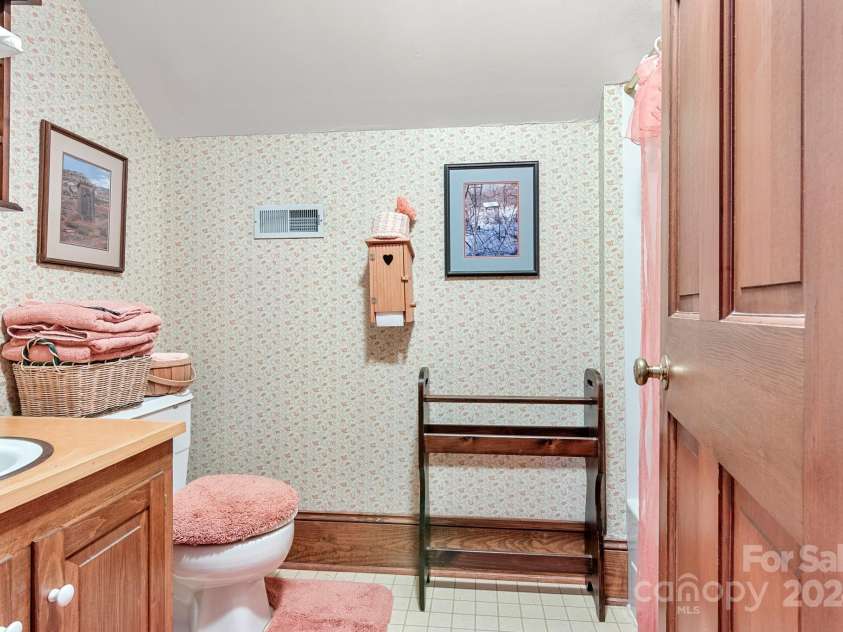 205 Vauxhall Drive, Shelby, NC 28150.  MLS# CAR4131707, YatesRealty ID 4772. Apartment bathroom