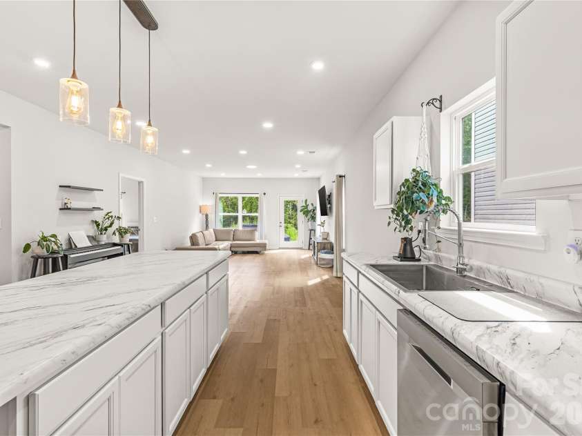 9022 Evercrisp Lane, Charlotte, NC 28215.  MLS# CAR4419604, YatesRealty ID 47723. 