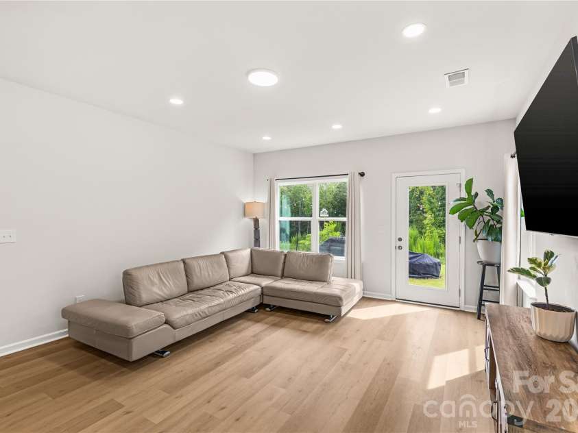 9022 Evercrisp Lane, Charlotte, NC 28215.  MLS# CAR4419604, YatesRealty ID 47723. 
