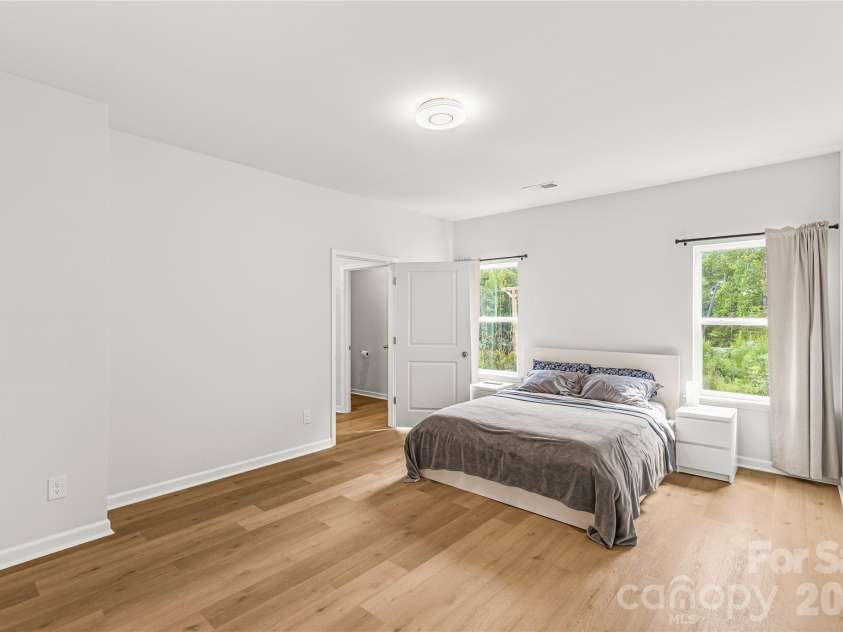 9022 Evercrisp Lane, Charlotte, NC 28215.  MLS# CAR4419604, YatesRealty ID 47723. 