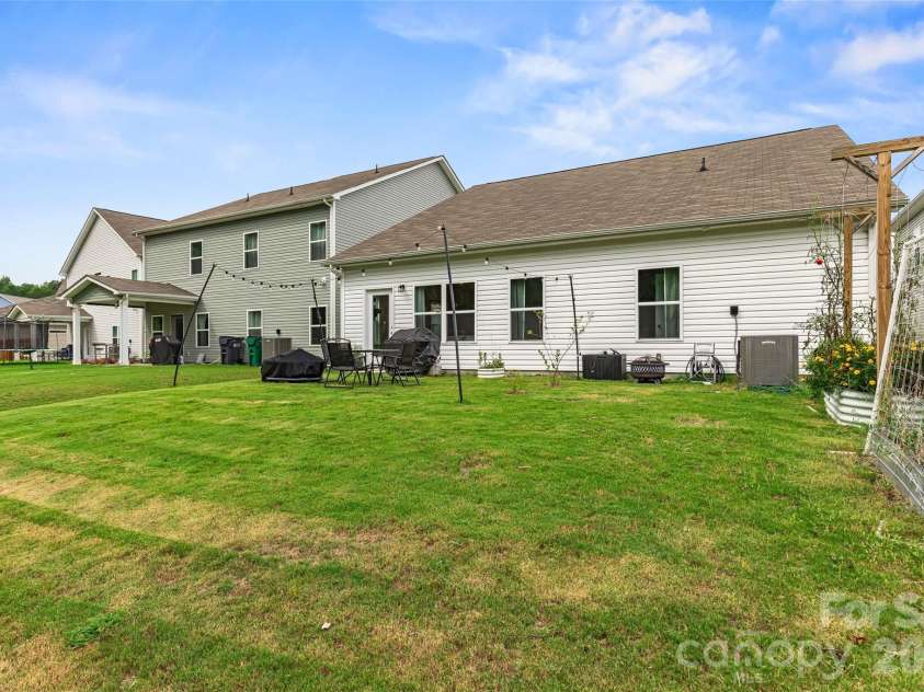 9022 Evercrisp Lane, Charlotte, NC 28215.  MLS# CAR4419604, YatesRealty ID 47723. 
