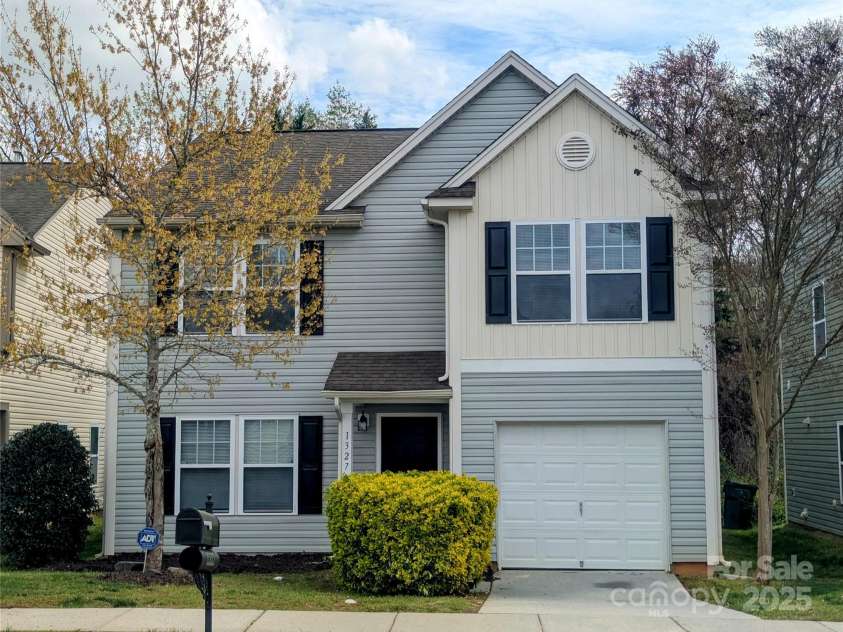 1327 Phil Oneil Drive, Charlotte, NC 28215.  MLS# CAR4178167, YatesRealty ID 4773. 