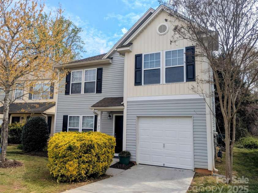 1327 Phil Oneil Drive, Charlotte, NC 28215.  MLS# CAR4178167, YatesRealty ID 4773. 