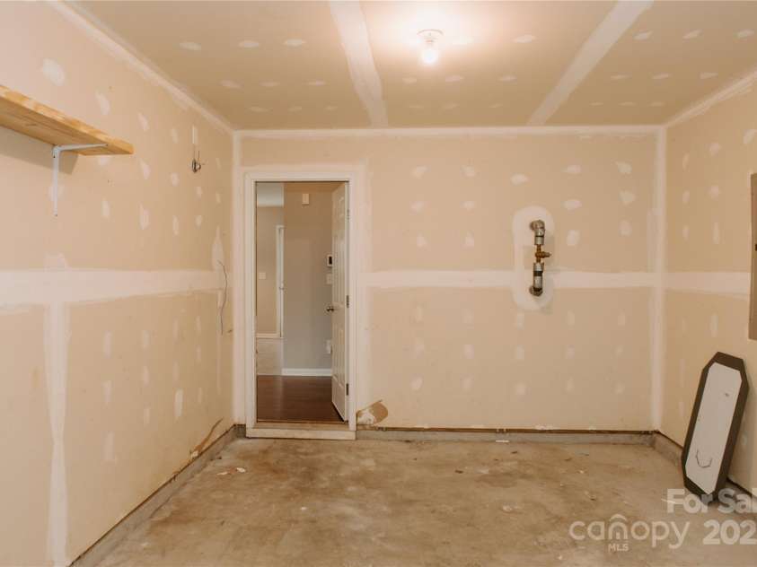 1327 Phil Oneil Drive, Charlotte, NC 28215.  MLS# CAR4178167, YatesRealty ID 4773. 