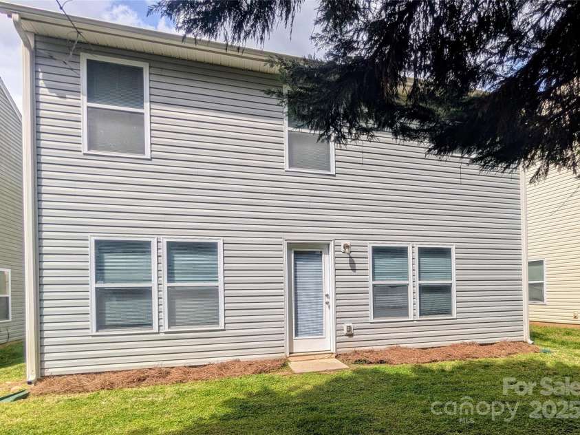 1327 Phil Oneil Drive, Charlotte, NC 28215.  MLS# CAR4178167, YatesRealty ID 4773. 