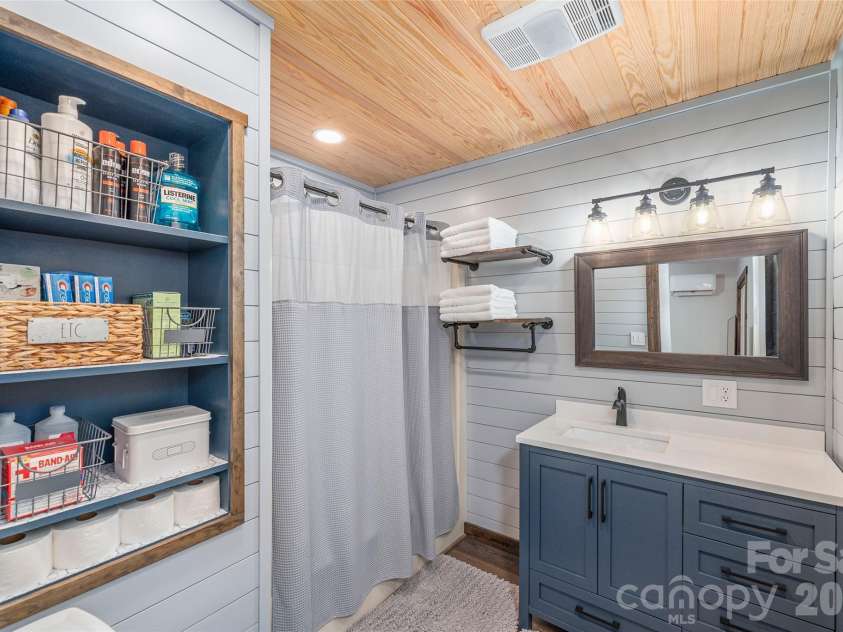 477 Locust Drive, Maggie Valley, NC 28751.  MLS# CAR4276263, YatesRealty ID 4773. Upper Guest Bathroom
