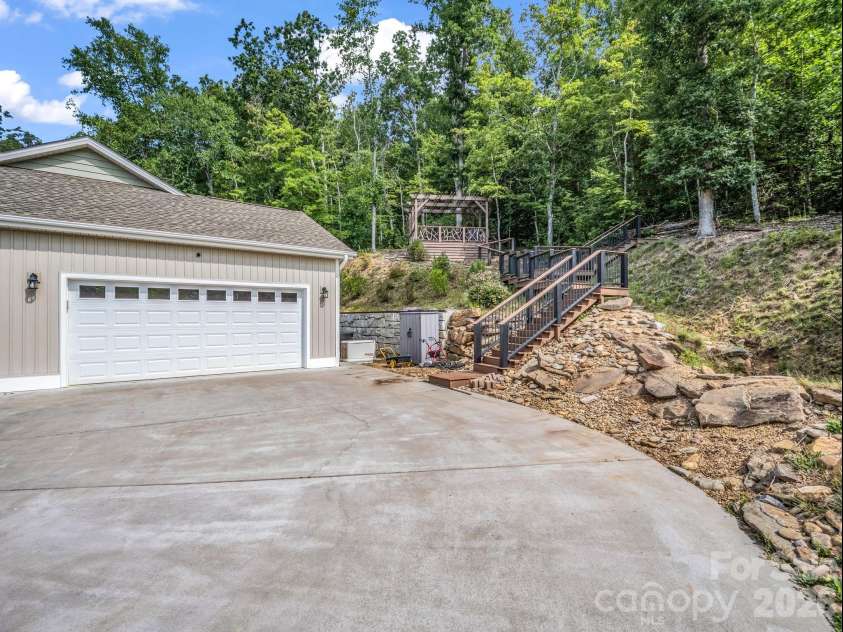 39 Village Overlook Loop, Swannanoa, NC 28778.  MLS# CAR4418753, YatesRealty ID 47730. 