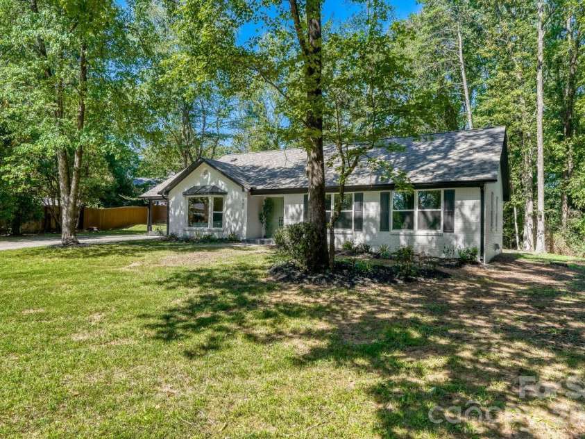 900 Burtonwood Circle, Charlotte, NC 28212.  MLS# CAR4419156, YatesRealty ID 47731. Exterior Front