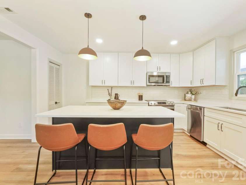 900 Burtonwood Circle, Charlotte, NC 28212.  MLS# CAR4419156, YatesRealty ID 47731. Kitchen