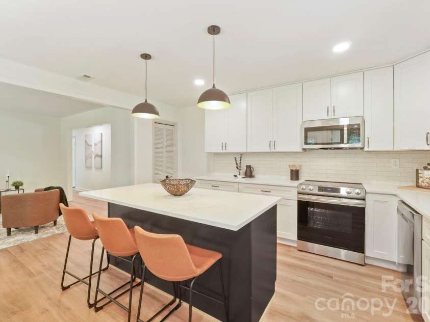 900 Burtonwood Circle, Charlotte, NC 28212.  MLS# CAR4419156, YatesRealty ID 47731. Kitchen Area