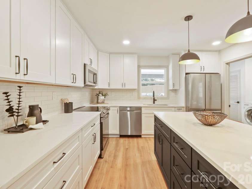900 Burtonwood Circle, Charlotte, NC 28212.  MLS# CAR4419156, YatesRealty ID 47731. Kitchen Area