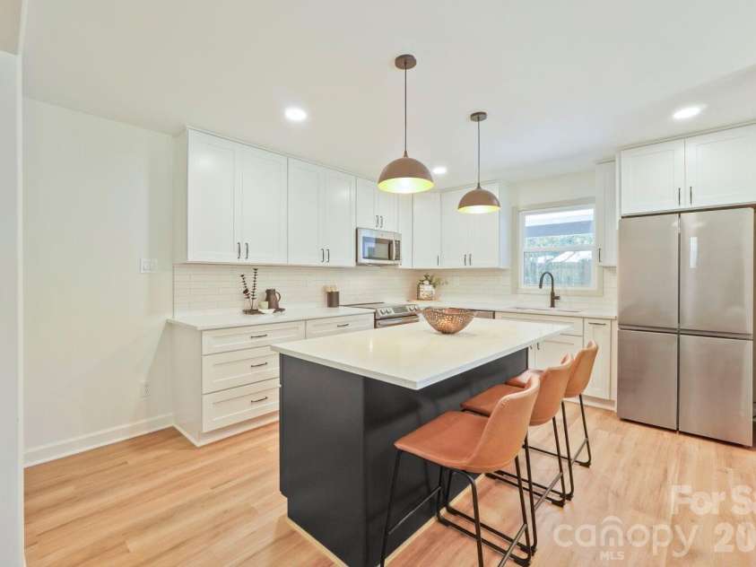 900 Burtonwood Circle, Charlotte, NC 28212.  MLS# CAR4419156, YatesRealty ID 47731. Kitchen View