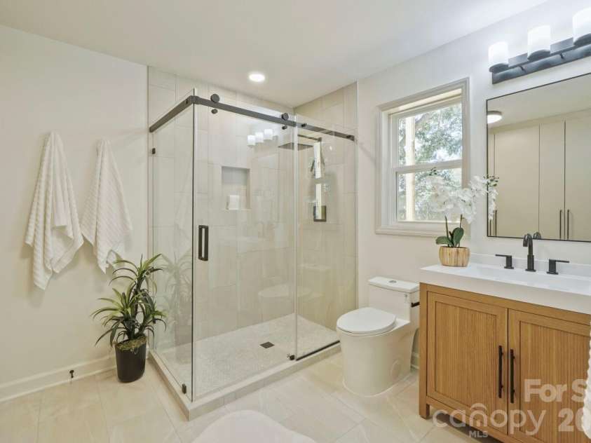 900 Burtonwood Circle, Charlotte, NC 28212.  MLS# CAR4419156, YatesRealty ID 47731. Master Bath