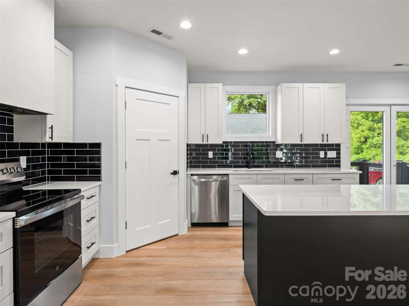 902 Narva Road, Hendersonville, NC 28792.  MLS# CAR4419215, YatesRealty ID 47734. 