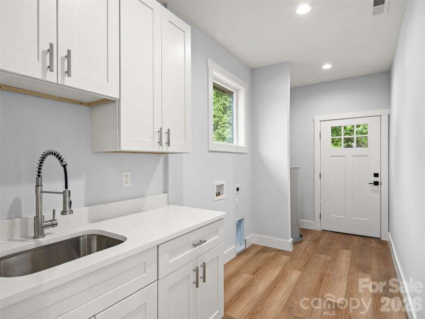 902 Narva Road, Hendersonville, NC 28792.  MLS# CAR4419215, YatesRealty ID 47734. 