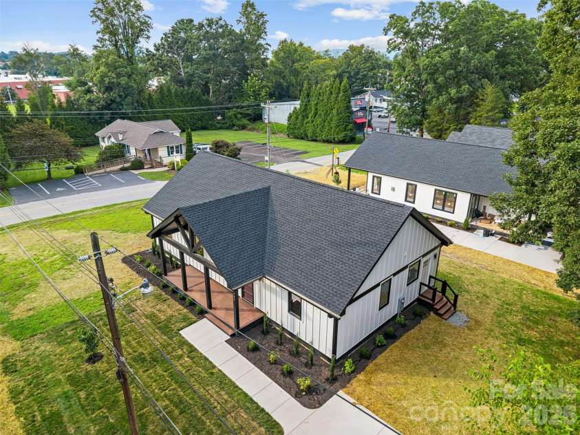 902 Narva Road, Hendersonville, NC 28792.  MLS# CAR4419215, YatesRealty ID 47734. 