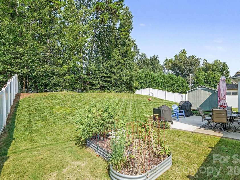 7420 Edgefield Court, Matthews, NC 28104.  MLS# CAR4419458, YatesRealty ID 47736. 