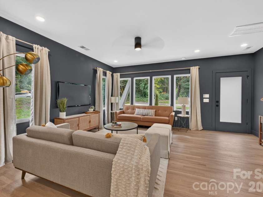 5151 Grafton Drive, Charlotte, NC 28215.  MLS# CAR4419549, YatesRealty ID 47738. 
