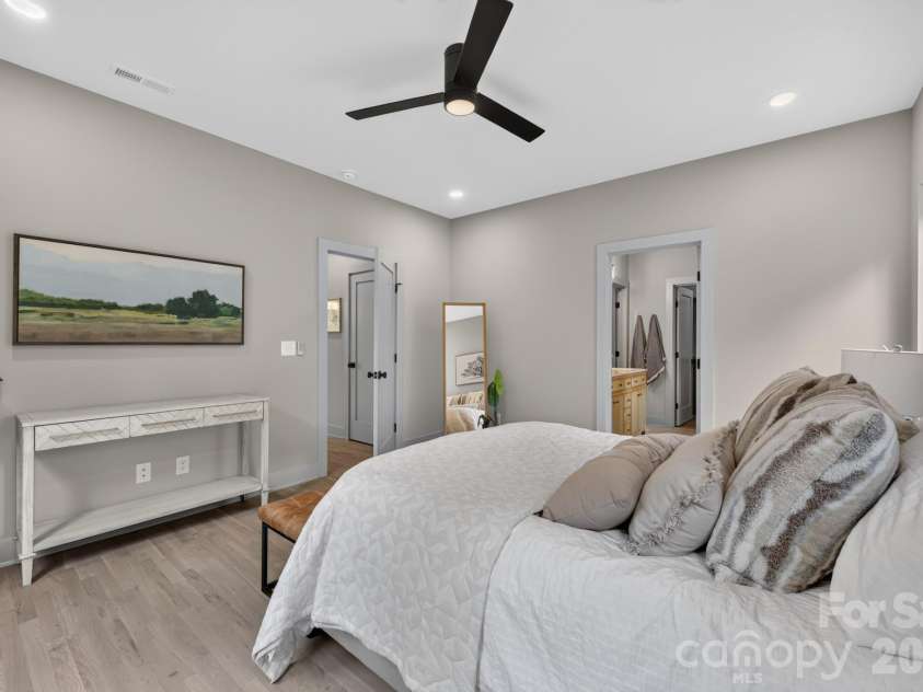 5151 Grafton Drive, Charlotte, NC 28215.  MLS# CAR4419549, YatesRealty ID 47738. 