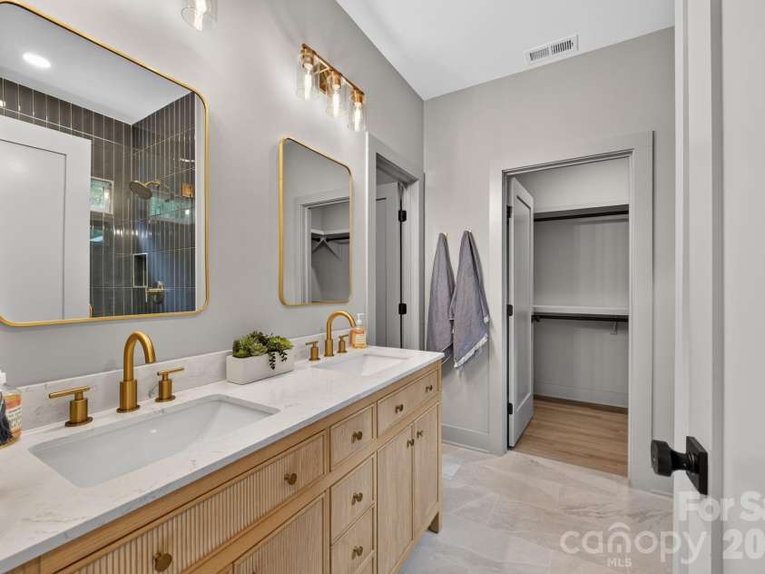5151 Grafton Drive, Charlotte, NC 28215.  MLS# CAR4419549, YatesRealty ID 47738. 