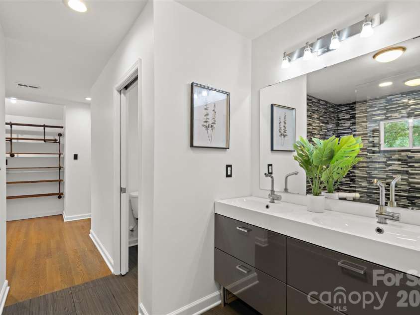 1222 Burtonwood Circle, Charlotte, NC 28212.  MLS# CAR4418524, YatesRealty ID 47741. 