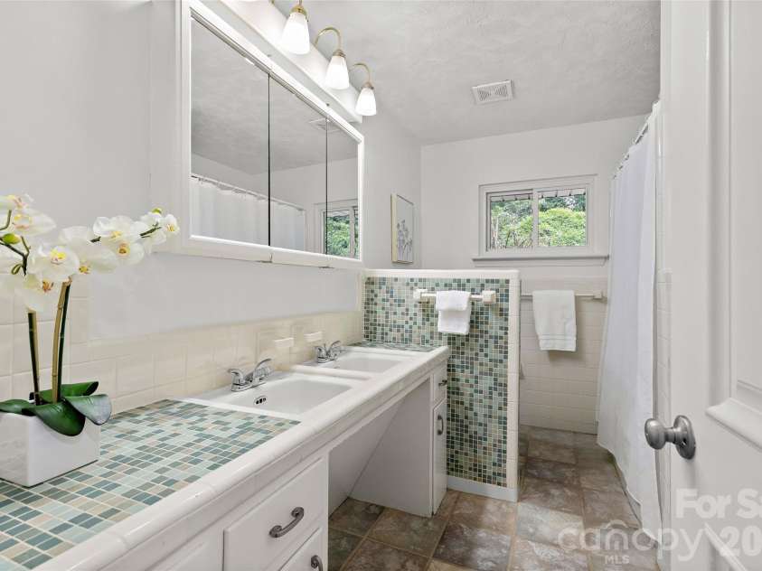 1222 Burtonwood Circle, Charlotte, NC 28212.  MLS# CAR4418524, YatesRealty ID 47741. 