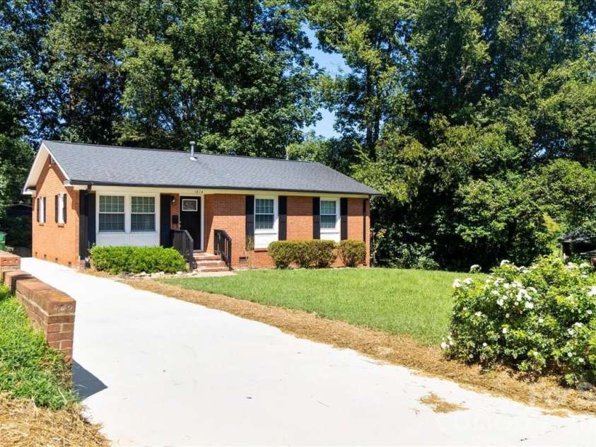 1814 Windham Place, Charlotte, NC 28205.  MLS# CAR4413949, YatesRealty ID 47744. 