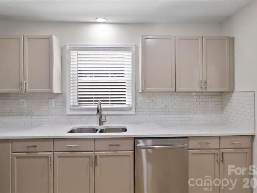 1814 Windham Place, Charlotte, NC 28205.  MLS# CAR4413949, YatesRealty ID 47744. 