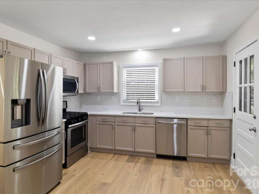 1814 Windham Place, Charlotte, NC 28205.  MLS# CAR4413949, YatesRealty ID 47744. 
