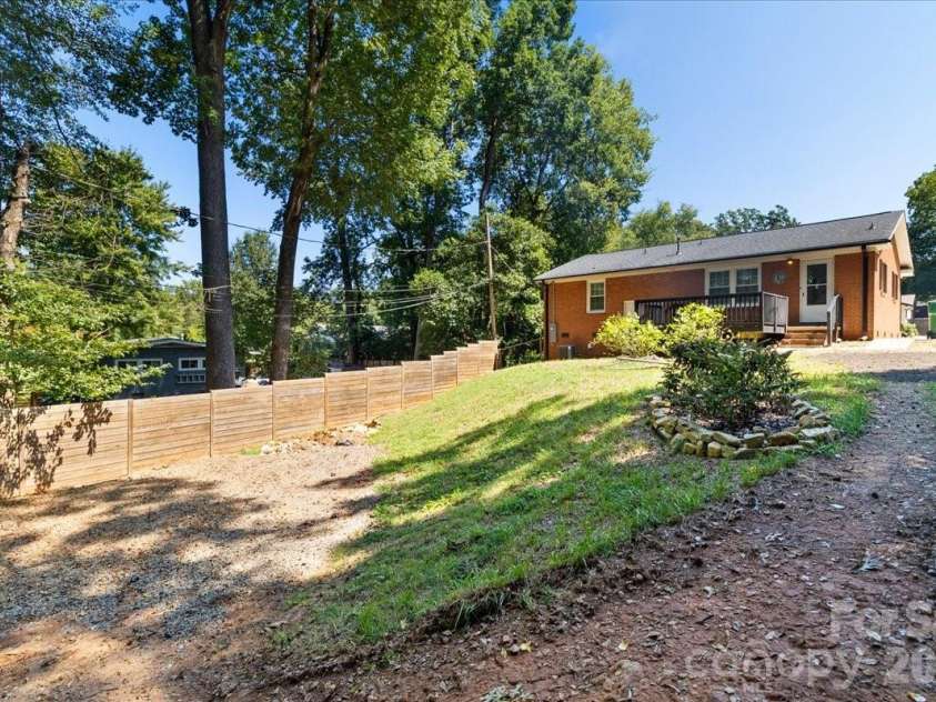 1814 Windham Place, Charlotte, NC 28205.  MLS# CAR4413949, YatesRealty ID 47744. Back Yard