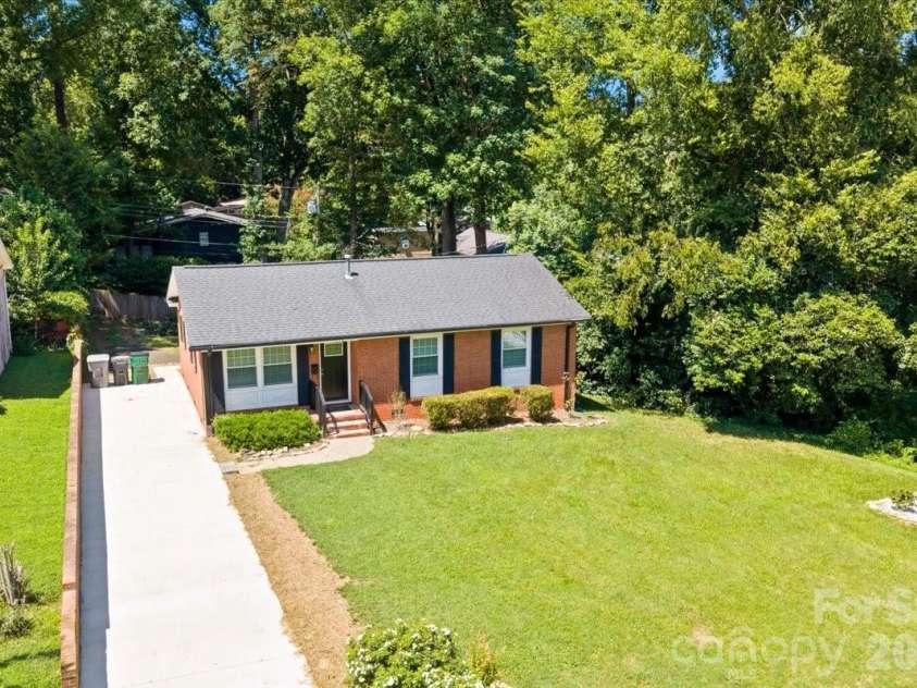 1814 Windham Place, Charlotte, NC 28205.  MLS# CAR4413949, YatesRealty ID 47744. Front Aerial