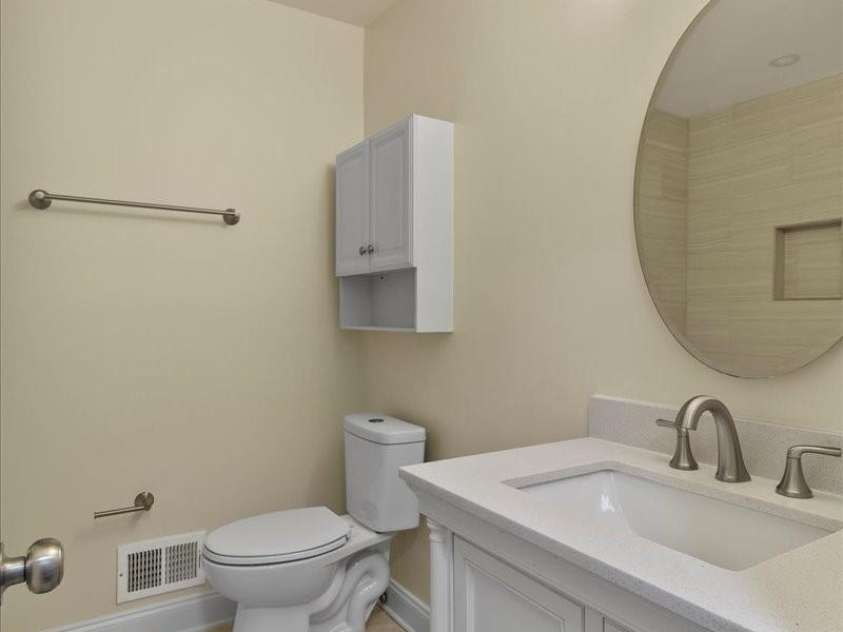 1814 Windham Place, Charlotte, NC 28205.  MLS# CAR4413949, YatesRealty ID 47744. Hall Full Bath