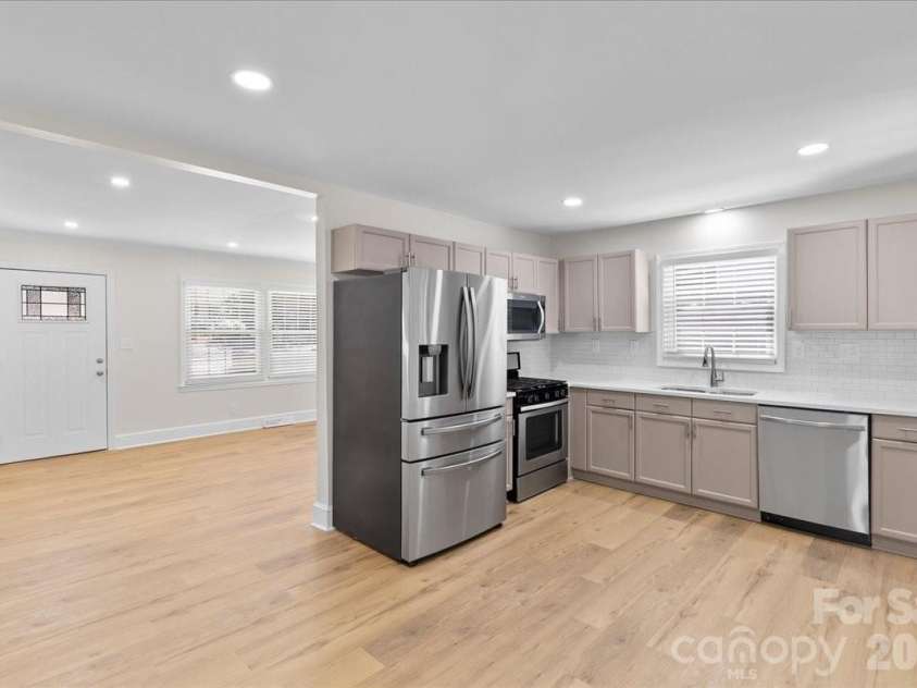 1814 Windham Place, Charlotte, NC 28205.  MLS# CAR4413949, YatesRealty ID 47744. Kitchen Area