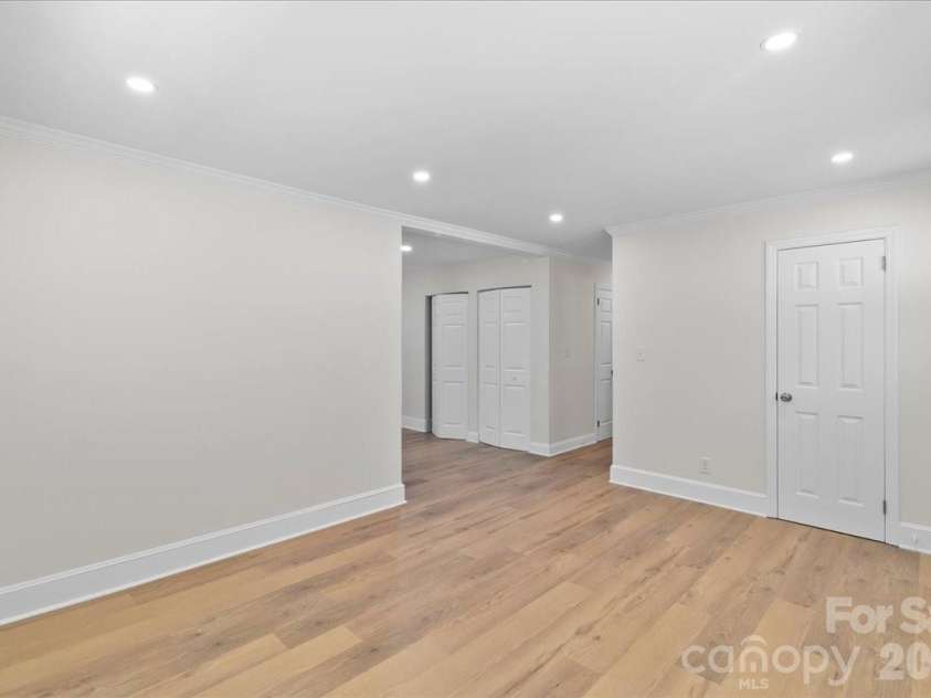 1814 Windham Place, Charlotte, NC 28205.  MLS# CAR4413949, YatesRealty ID 47744. Main Entry
