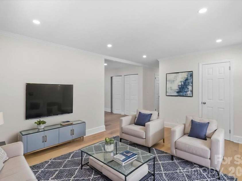 1814 Windham Place, Charlotte, NC 28205.  MLS# CAR4413949, YatesRealty ID 47744. Main Entry Staged