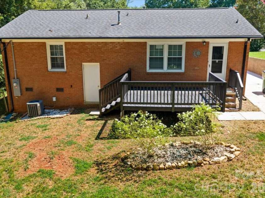 1814 Windham Place, Charlotte, NC 28205.  MLS# CAR4413949, YatesRealty ID 47744. Rear
