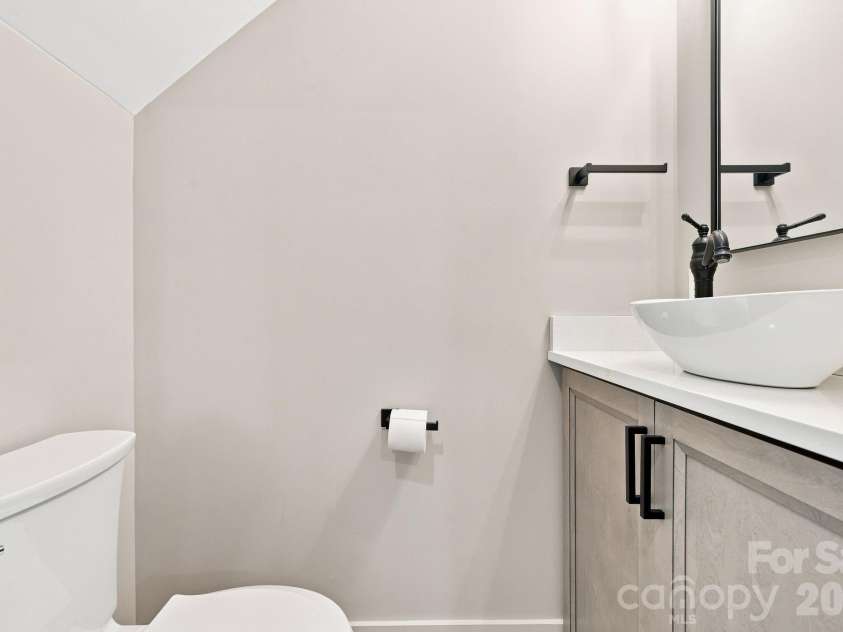 128 Chepstow Place, Black Mountain, NC 28711.  MLS# CAR4415709, YatesRealty ID 47759. Main level half bath