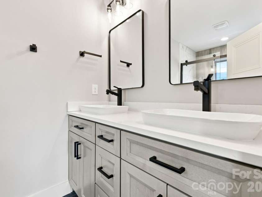 128 Chepstow Place, Black Mountain, NC 28711.  MLS# CAR4415709, YatesRealty ID 47759. Primary full bathroom