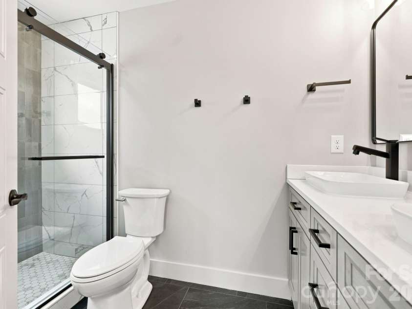 128 Chepstow Place, Black Mountain, NC 28711.  MLS# CAR4415709, YatesRealty ID 47759. Primary full bathroom