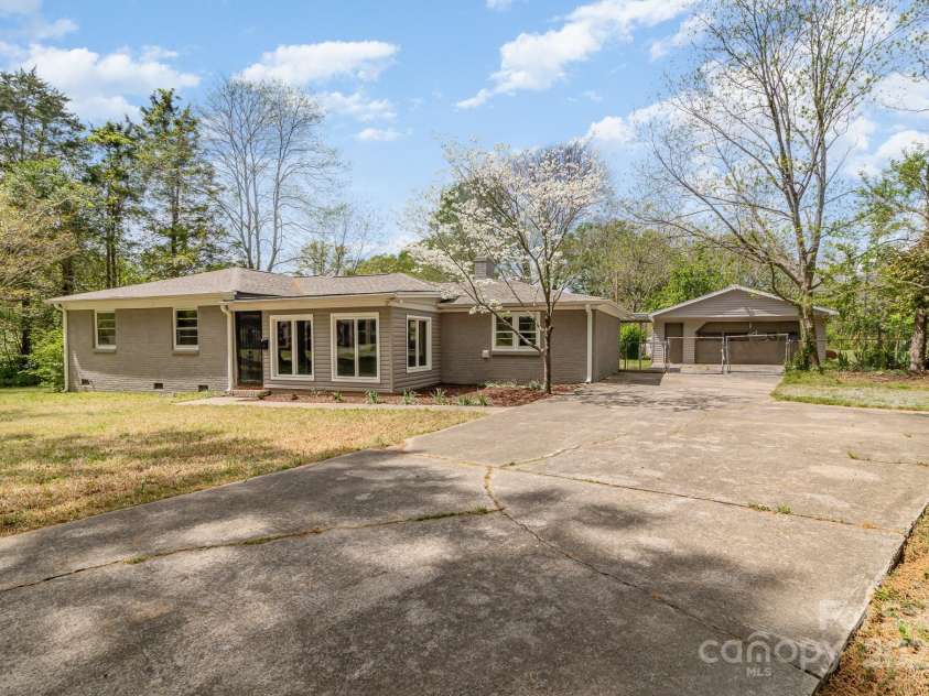 5323 Hilltop Circle, Charlotte, NC 28269.  MLS# CAR4240041, YatesRealty ID 4776. 