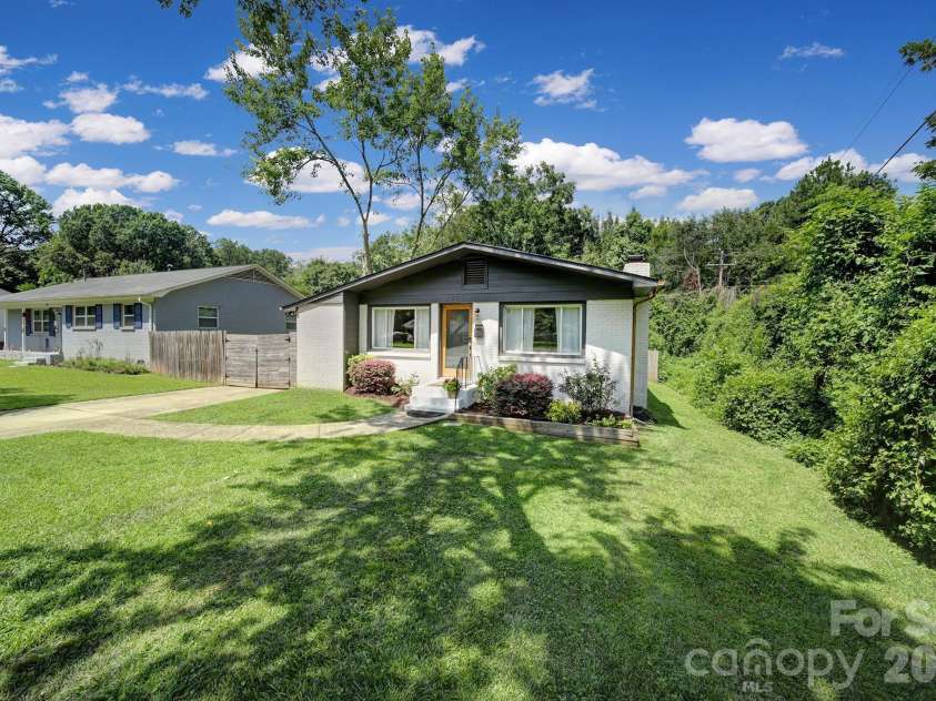 3335 Dunaire Drive, Charlotte, NC 28205.  MLS# CAR4419256, YatesRealty ID 47772. 