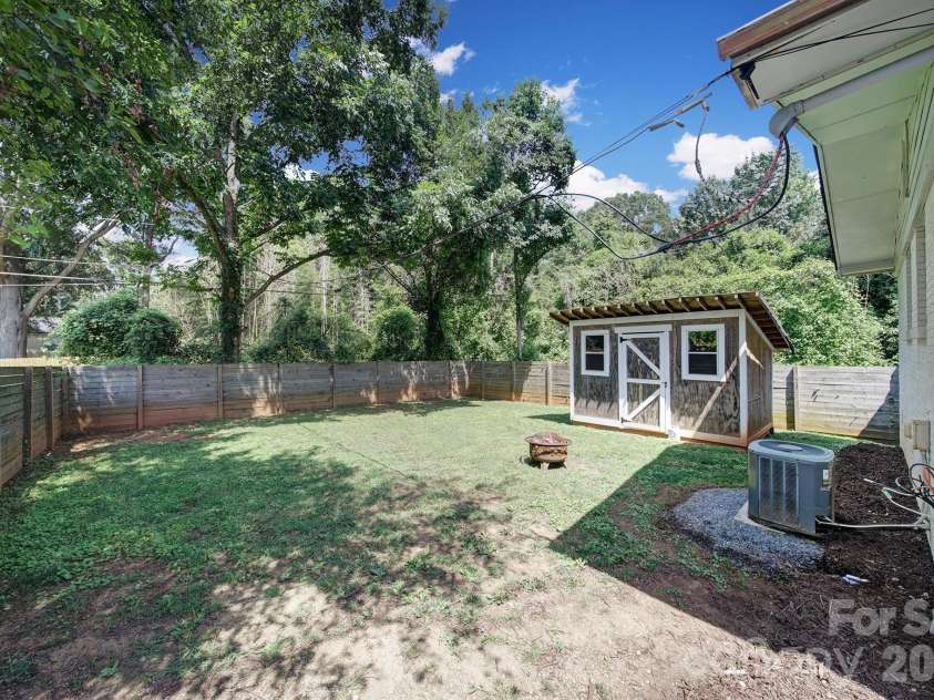 3335 Dunaire Drive, Charlotte, NC 28205.  MLS# CAR4419256, YatesRealty ID 47772. 