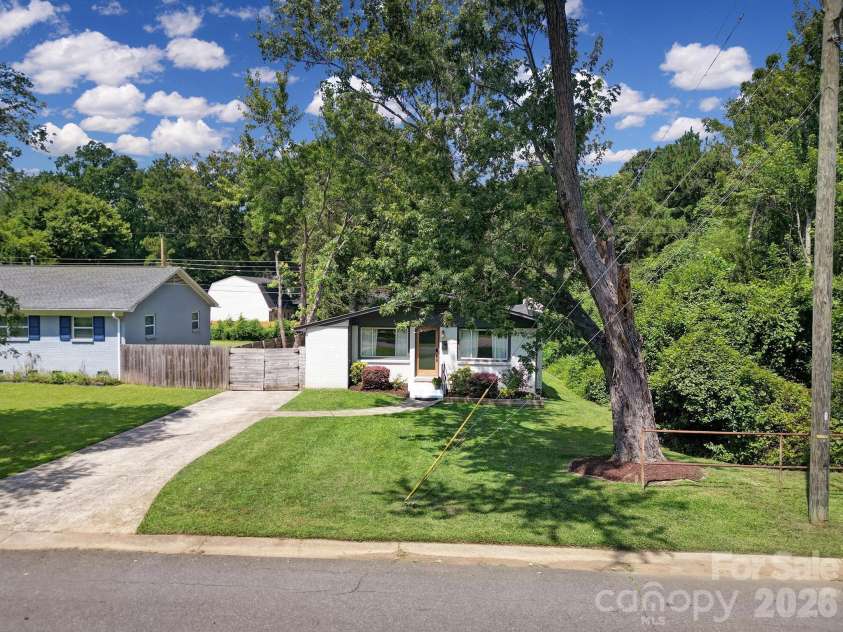 3335 Dunaire Drive, Charlotte, NC 28205.  MLS# CAR4419256, YatesRealty ID 47772. 