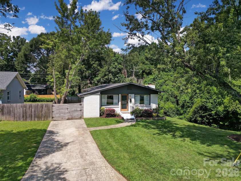 3335 Dunaire Drive, Charlotte, NC 28205.  MLS# CAR4419256, YatesRealty ID 47772. 