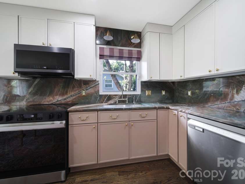 3335 Dunaire Drive, Charlotte, NC 28205.  MLS# CAR4419256, YatesRealty ID 47772. All new marble countertops and backsplash.
