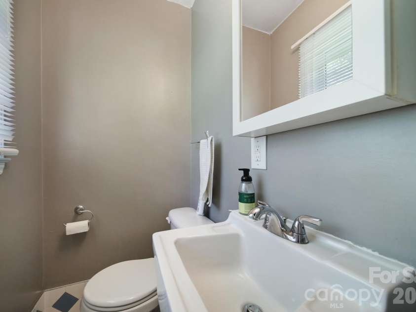 3335 Dunaire Drive, Charlotte, NC 28205.  MLS# CAR4419256, YatesRealty ID 47772. En suite primary half bath